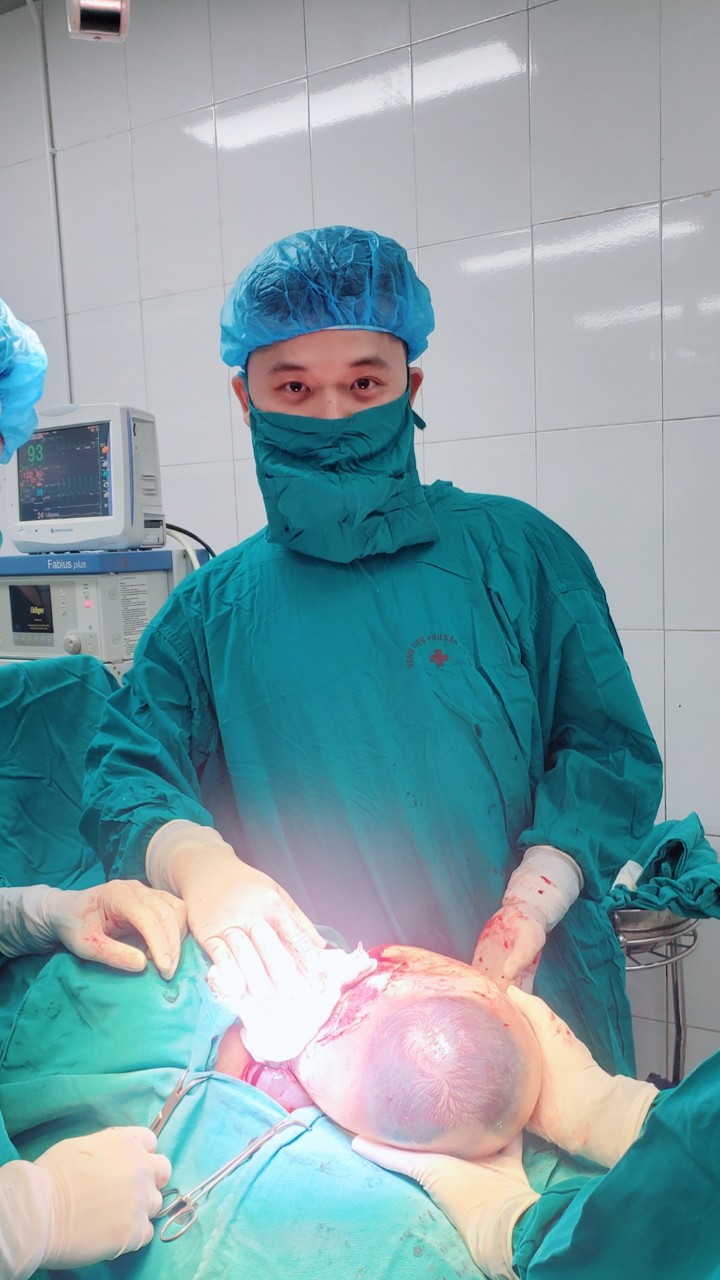 Tận mắt ngắm cảnh c&aacute;c ca sinh con đẻ bọc điều cực kỳ hiếm gặp - Ảnh 7.