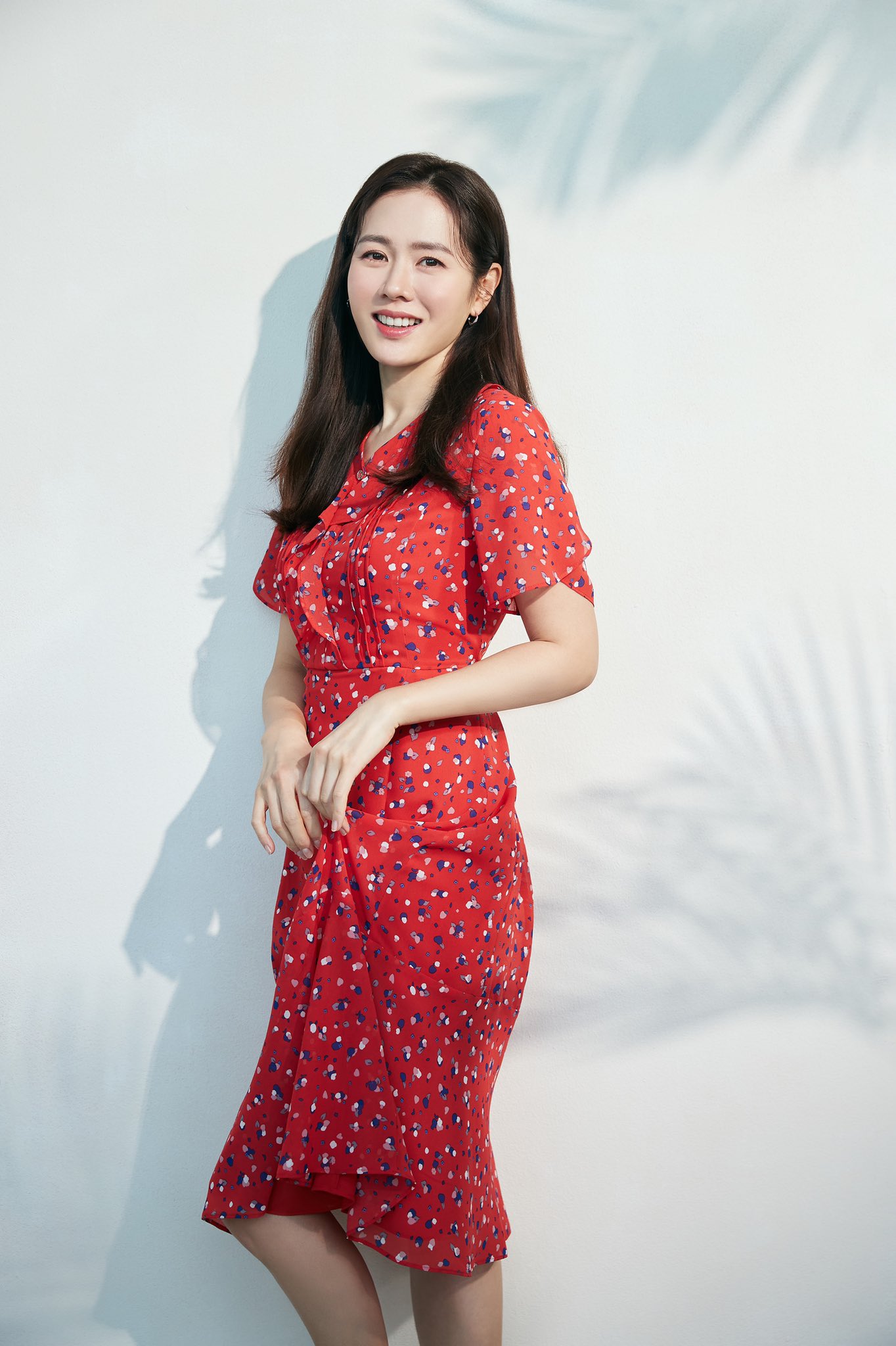 Từ trong phim ra ngoài đời, Son Ye Jin đều tích cực diện một mẫu váy