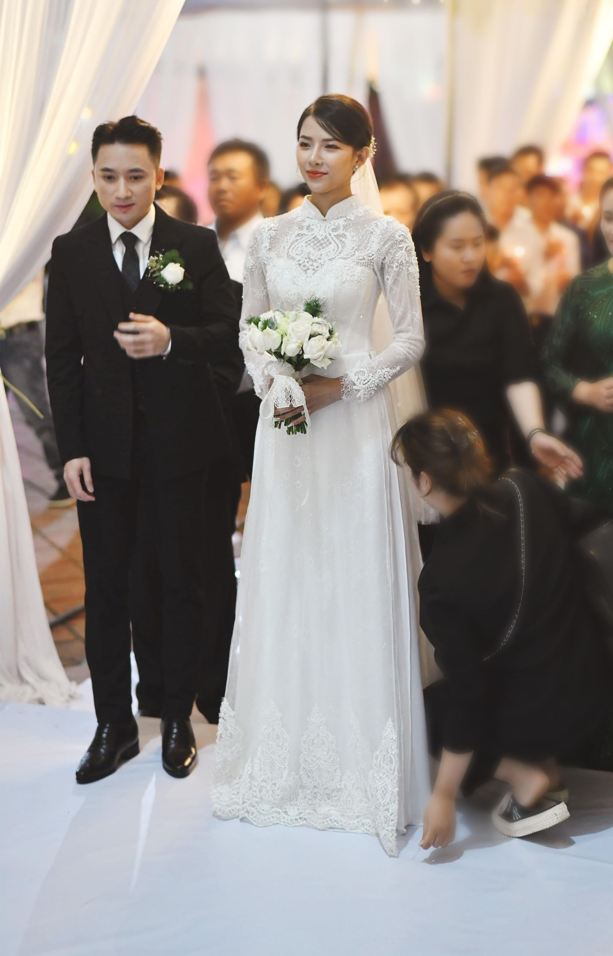 Bóc áo dài cưới của vợ Phan Mạnh Quỳnh: Đính tới 8000 viên đá swarovski đắt tiền, đai corset làm nổi vòng 2 siêu thực của cô dâu - Ảnh 3.