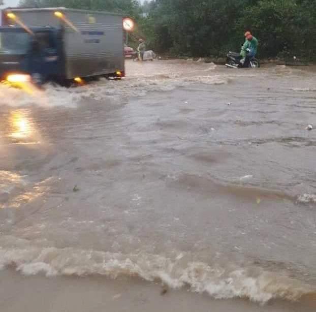 Mưa lớn gây ngập nhiều tuyến đường Hà Nội - Ảnh 5.