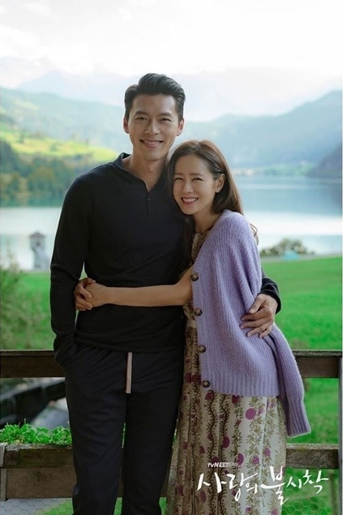 Fan soi chi tiết Hyun Bin - Son Ye Jin liếc mắt đưa tình công khai đến nổi đạo diễn ngồi cạnh chẳng khác nào &quot;kỳ đà cản mũi&quot; - Ảnh 4.