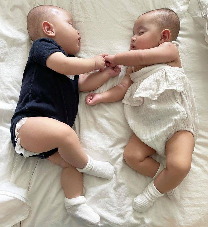 Ngủ nắm tay nhau: Một trong những cảm giác tuyệt vời nhất là được ngủ sâu giữa không gian yên tĩnh và an nhiên cùng người mình yêu. Hãy xem hình ảnh Ngủ nắm tay nhau để cảm nhận thêm sự ấm áp và gắn kết của tình yêu.