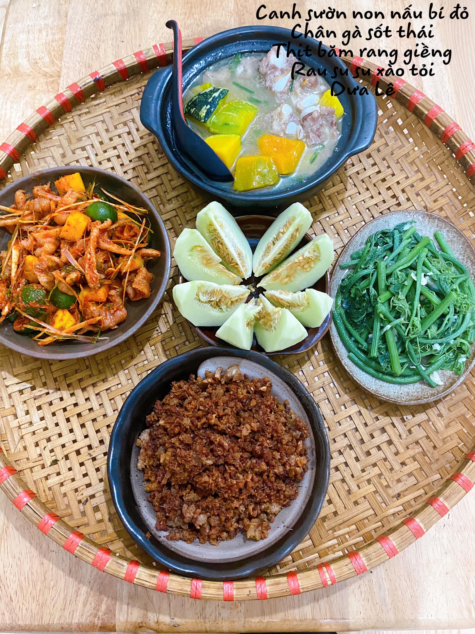 Loạt mâm cơm giá chưa đến 100.000 đồng của gái đảm Sơn La khiến chị em tấm tắc "ngon-bổ-rẻ mà lại không trùng món" - Ảnh 8. Loạt mâm cơm giá chưa đến 100.000 đồng của gái đảm Sơn La khiến chị em tấm tắc "ngon-bổ-rẻ mà lại không trùng món" - Ảnh 8.