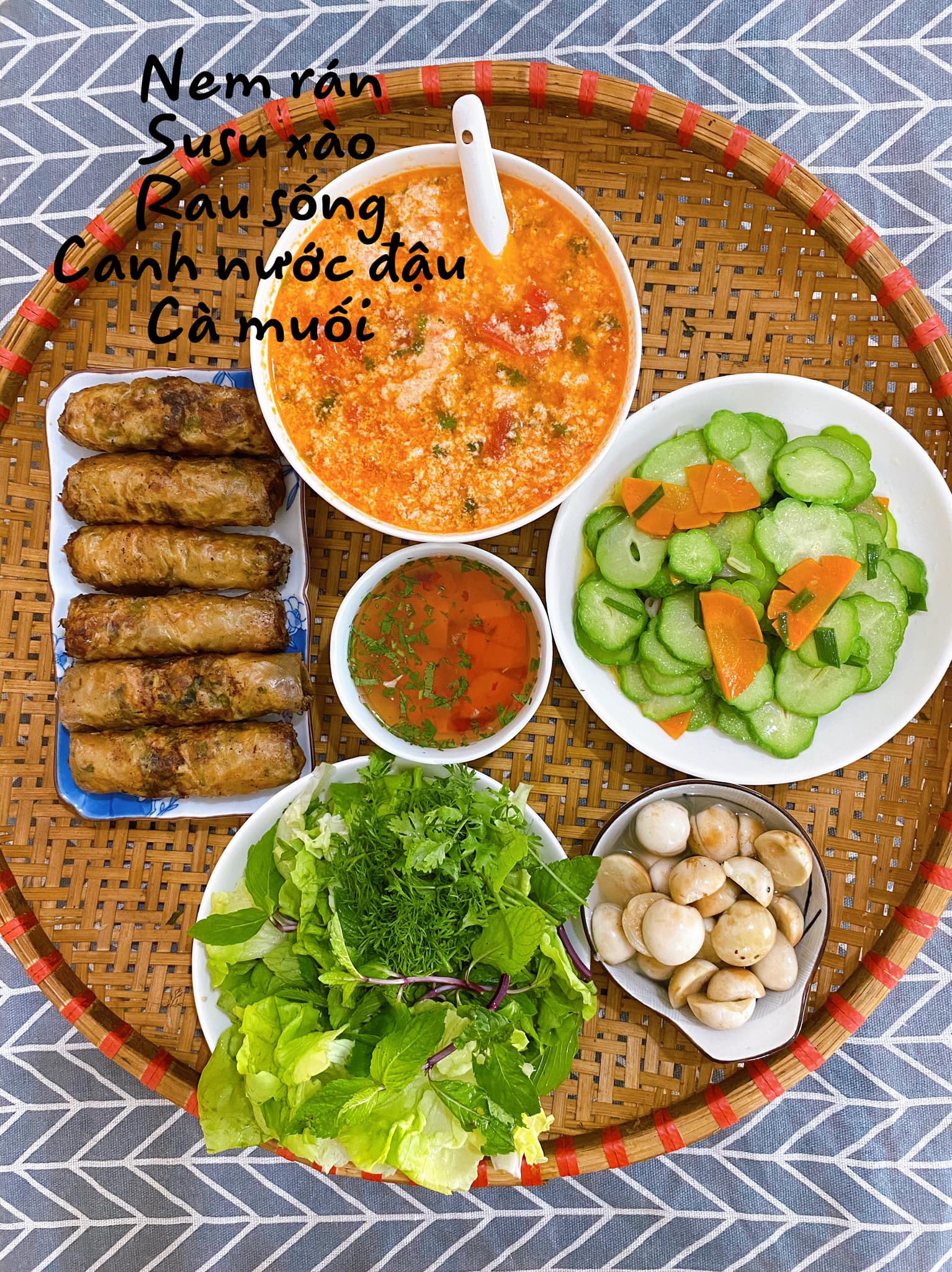 Loạt mâm cơm giá chưa đến 100.000 đồng của gái đảm Sơn La khiến chị em tấm tắc "ngon-bổ-rẻ mà lại không trùng món" - Ảnh 12. Loạt mâm cơm giá chưa đến 100.000 đồng của gái đảm Sơn La khiến chị em tấm tắc "ngon-bổ-rẻ mà lại không trùng món" - Ảnh 12.