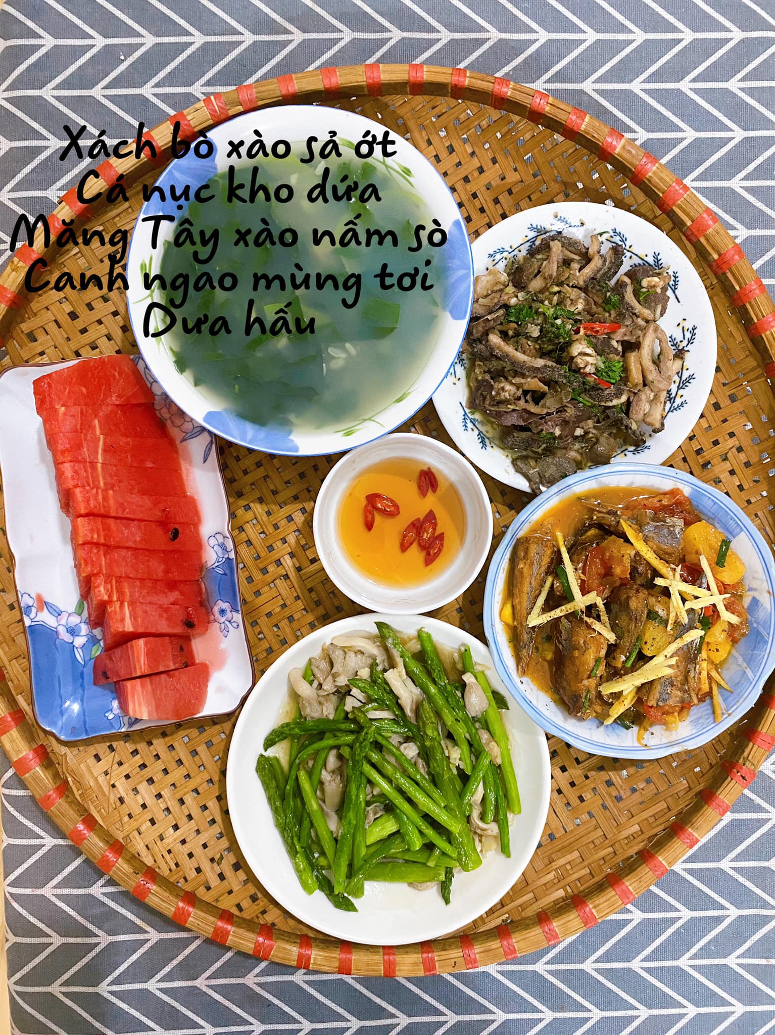 Loạt mâm cơm giá chưa đến 100.000 đồng của gái đảm Sơn La khiến chị em tấm tắc "ngon-bổ-rẻ mà lại không trùng món" - Ảnh 16. Loạt mâm cơm giá chưa đến 100.000 đồng của gái đảm Sơn La khiến chị em tấm tắc "ngon-bổ-rẻ mà lại không trùng món" - Ảnh 16.