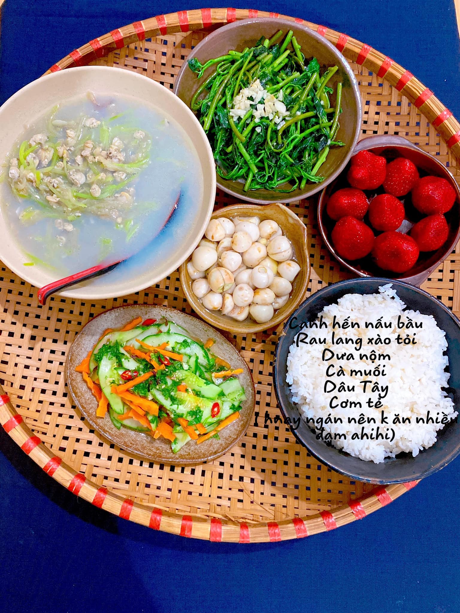 Loạt mâm cơm giá chưa đến 100.000 đồng của gái đảm Sơn La khiến chị em tấm tắc "ngon-bổ-rẻ mà lại không trùng món" - Ảnh 4. Loạt mâm cơm giá chưa đến 100.000 đồng của gái đảm Sơn La khiến chị em tấm tắc "ngon-bổ-rẻ mà lại không trùng món" - Ảnh 4.