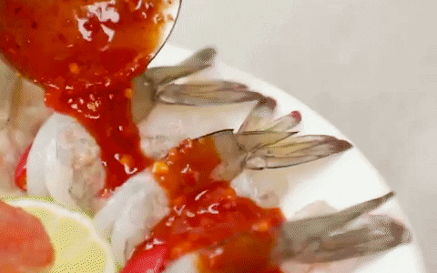 Tham khảo cách ăn tôm mới lạ của người Thái: Mới nghe hơi sợ chứ thử là nghiền luôn!