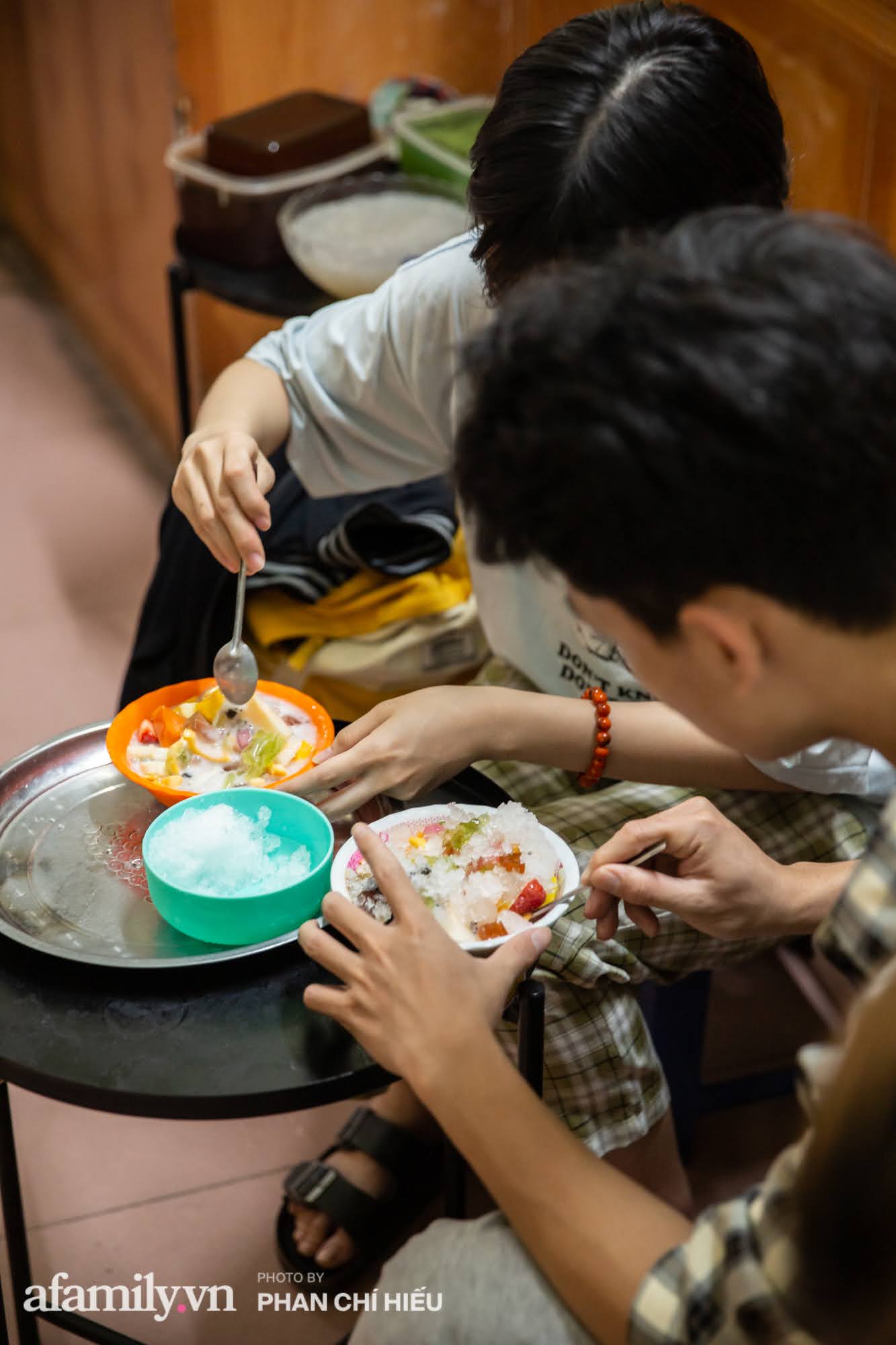 Quán chè hoa quả mix caramen nằm trong ngõ sâu của đôi vợ chồng già cùng nhau bán 20 năm, bí quyết dù đắt đỏ nhưng lại bán giá rẻ đến không ngờ - Ảnh 2. Quán chè hoa quả mix caramen nằm trong ngõ sâu của đôi vợ chồng già cùng nhau bán 20 năm, bí quyết dù đắt đỏ nhưng lại bán giá rẻ đến không ngờ - Ảnh 2.
