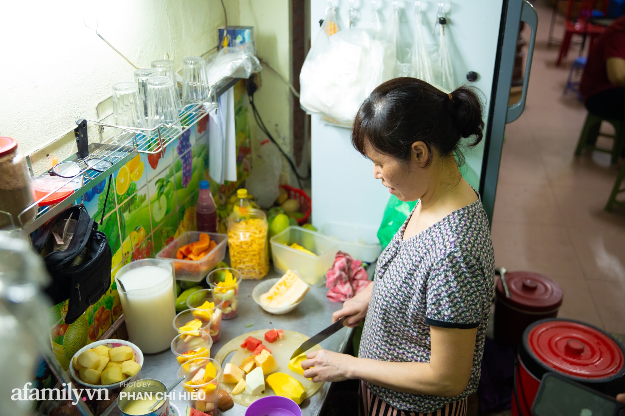 Quán chè hoa quả mix caramen nằm trong ngõ sâu của đôi vợ chồng già cùng nhau bán 20 năm, bí quyết dù đắt đỏ nhưng lại bán giá rẻ đến không ngờ - Ảnh 17.