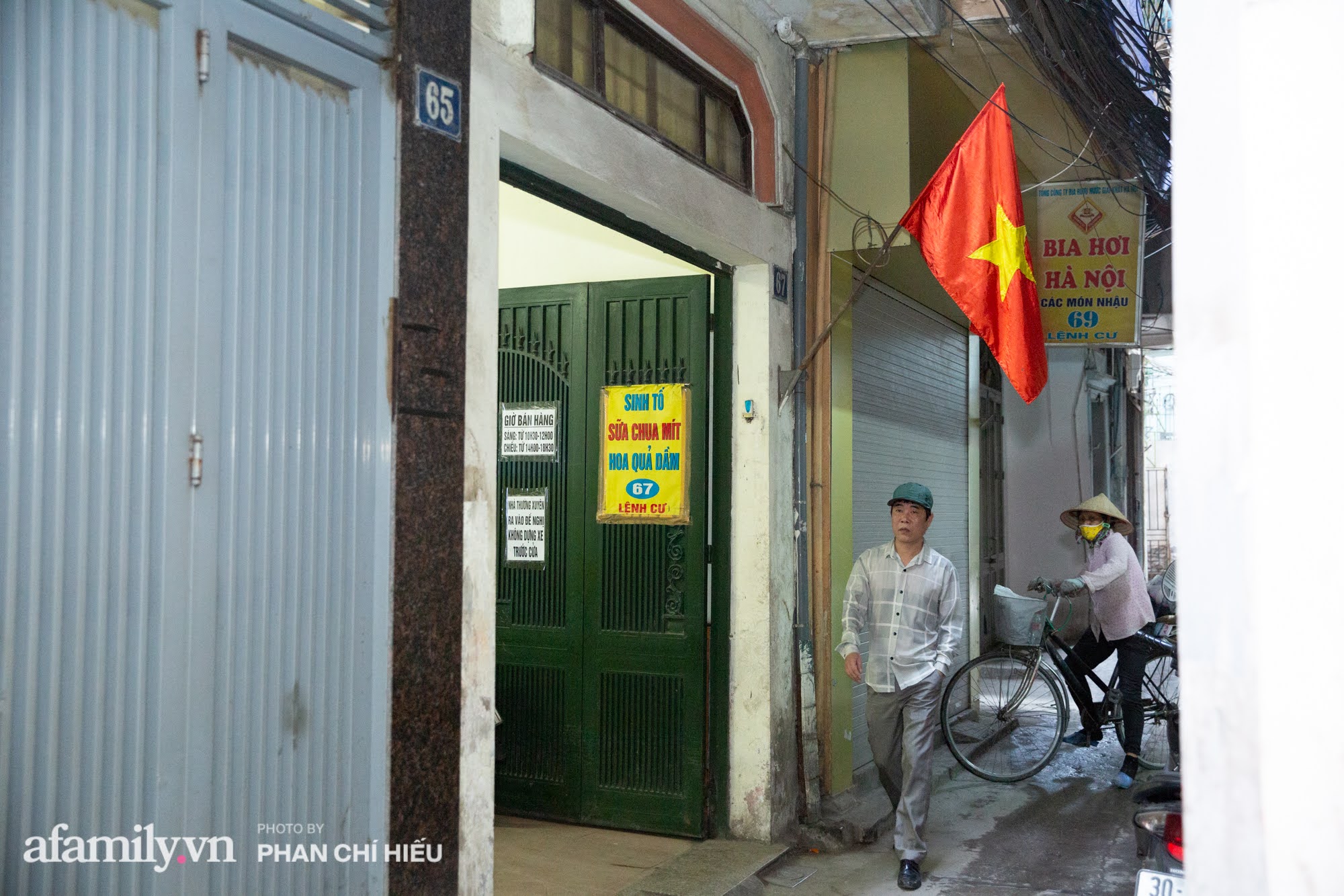 Quán chè hoa quả mix caramen nằm trong ngõ sâu của đôi vợ chồng già cùng nhau bán 20 năm, bí quyết dù đắt đỏ nhưng lại bán giá rẻ đến không ngờ - Ảnh 4. Quán chè hoa quả mix caramen nằm trong ngõ sâu của đôi vợ chồng già cùng nhau bán 20 năm, bí quyết dù đắt đỏ nhưng lại bán giá rẻ đến không ngờ - Ảnh 4.