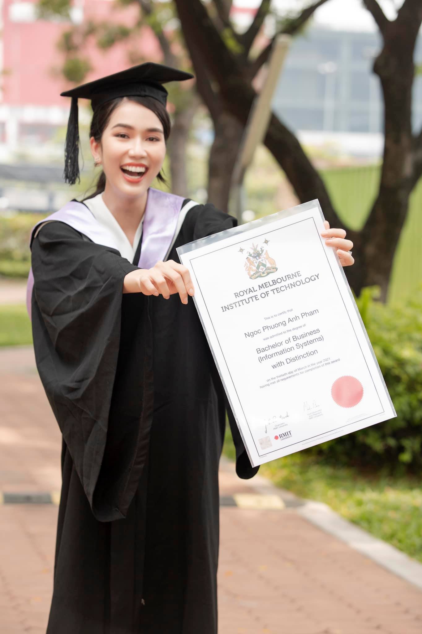 Mới ngày nào còn vừa chạy show vừa xin tài liệu ôn thi, giờ Hoa hậu Đỗ Thị  Hà đã bảo vệ thành công chuyên đề tốt nghiệp!