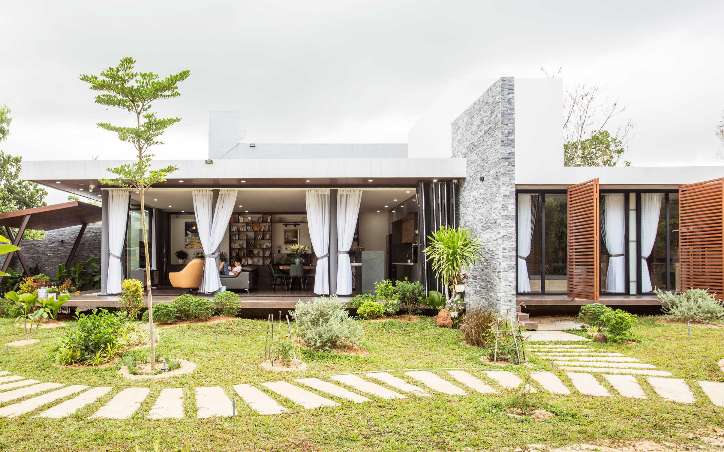 Gia đình Quảng Nam với ngôi nhà 1 tầng giữ nếp tam đại đồng đường, bên trong đẹp như khu nghỉ dưỡng