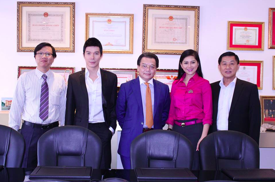 Nathan Lee nói gì về gia thế cực khủng mẹ là Giáo sư, bố là Vụ trưởng Bộ ngoại giao Trương Triều Dương? - Ảnh 5. Nathan Lee nói gì về gia thế cực khủng mẹ là Giáo sư, bố là Vụ trưởng Bộ ngoại giao Trương Triều Dương? - Ảnh 5.