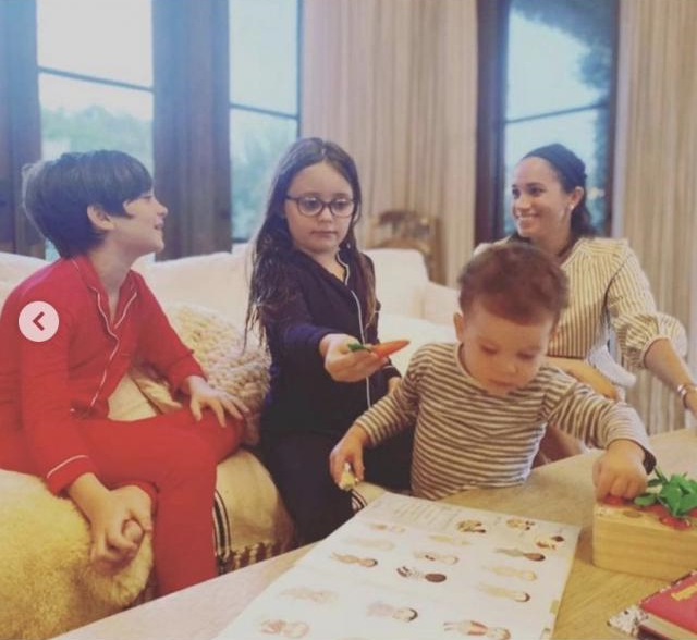 Bé Archie chiếm spotlight với hình ảnh mới nhất, ngoại hình của đứa trẻ gây chú ý trong khi Harry vui đùa với thú cưng trên biển sau khi lên chức Giám đốc - Ảnh 2. Bé Archie chiếm spotlight với hình ảnh mới nhất, ngoại hình của đứa trẻ gây chú ý trong khi Harry vui đùa với thú cưng trên biển sau khi lên chức Giám đốc - Ảnh 2.