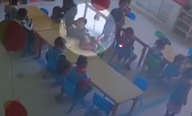 Cậu bé 3 tuổi ngủ gục trong giờ ăn trưa, camera ghi lại sự vô tâm của giáo viên dẫn đến cái chết của trò - Ảnh 2.