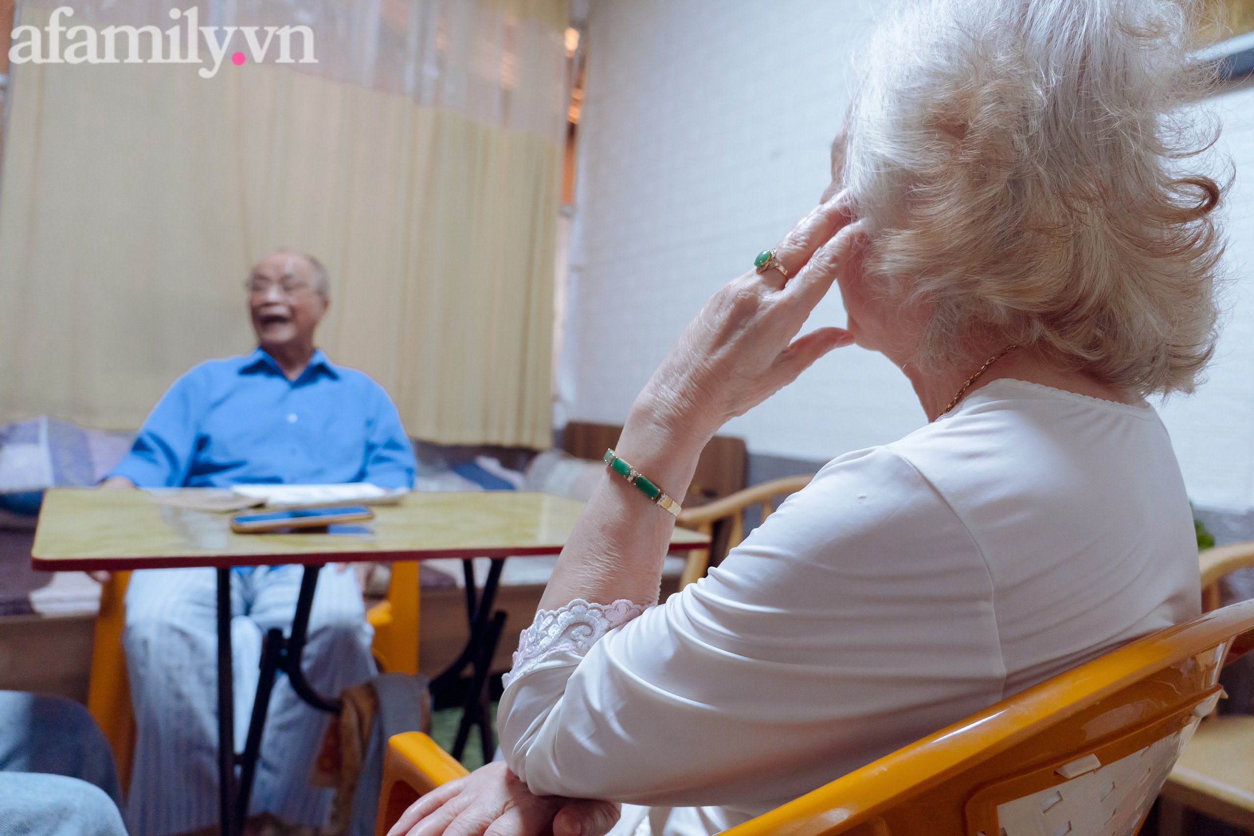 Đôi vợ chồng 61 năm không con cái, về già cùng vào viện dưỡng lão: Chàng trai Hàng Cân 