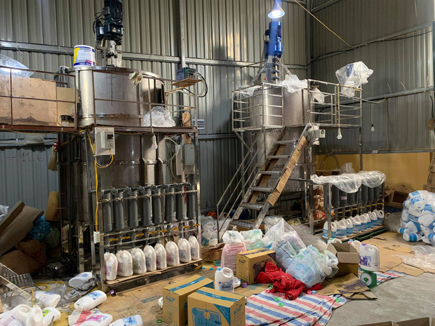 Hà Nội: Đột kích xưởng sản xuất quy mô lớn giả nhãn hiệu nước giặt Dnee - Ảnh 6.