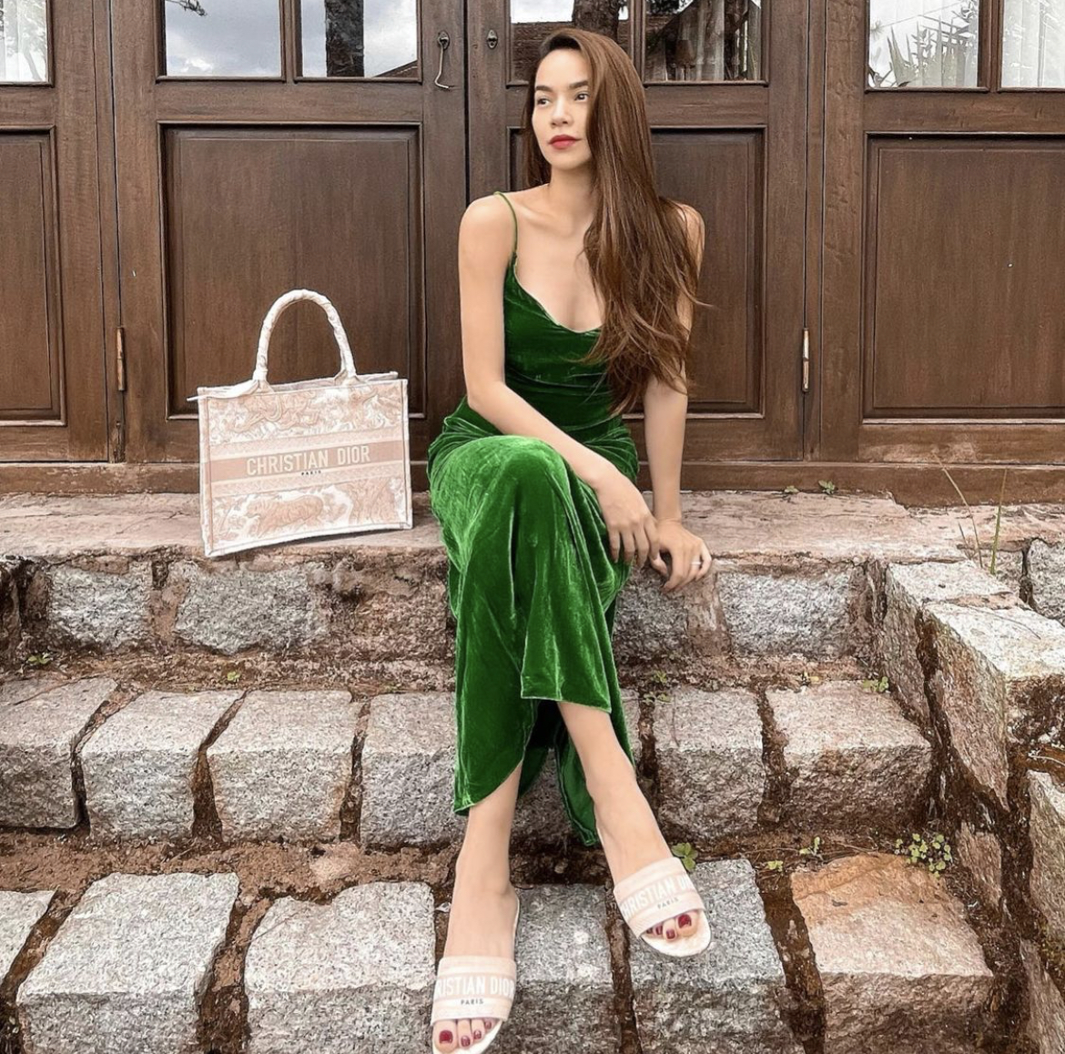 Instagram look sao Việt tuần qua: Ngọc Trinh ăn diện mặc kệ scandal, Quỳnh Anh Shyn - Lệ Quyên diện đồ bơi khét lẹt - Ảnh 1.