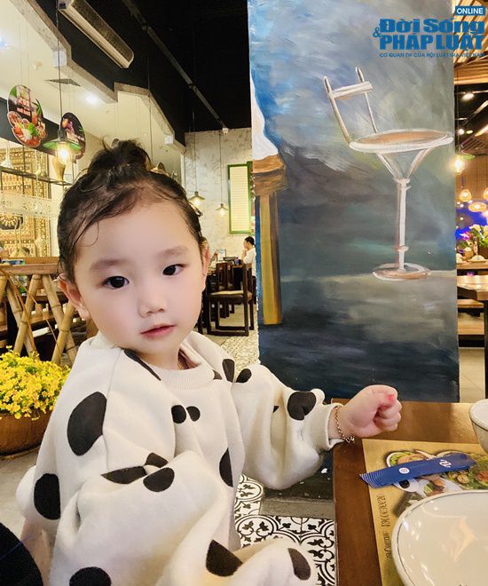 Cô nhóc 4 tuổi là con lai Việt - Hàn, phối đồ 'chất phát ngất', tạo dáng chuyên nghiệp khiến dân mạng tròn mắt  - Ảnh 2.
