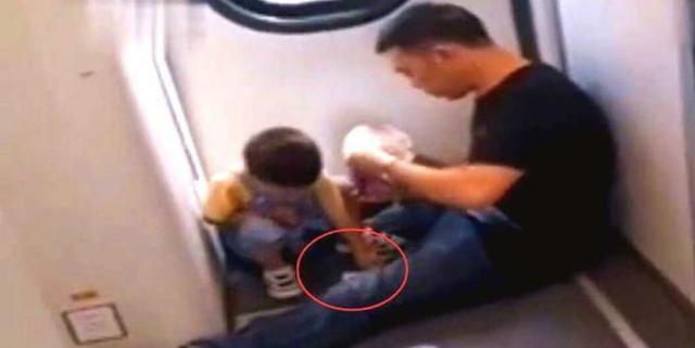 Đang đi trên tàu, em bé 3 tuổi bỗng than đói bụng, hành động của ông bố khiến hành khách xung quanh xúc động: Đây mới là màn &quot;khoe của cải&quot; giá trị nhất - Ảnh 4.
