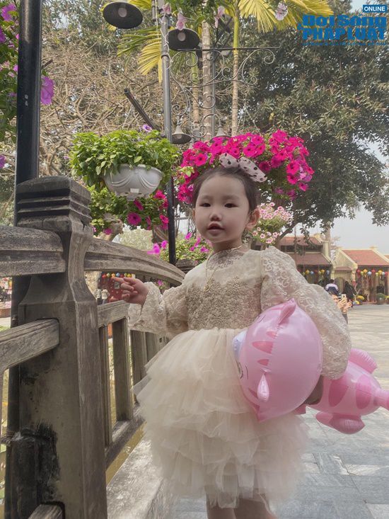 Cô nhóc 4 tuổi là con lai Việt - Hàn, phối đồ 'chất phát ngất', tạo dáng chuyên nghiệp khiến dân mạng tròn mắt  - Ảnh 10.