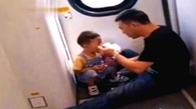 Đang đi trên tàu, em bé 3 tuổi bỗng than đói bụng, hành động của ông bố khiến hành khách xung quanh xúc động: Đây mới là màn &quot;khoe của cải&quot; giá trị nhất - Ảnh 2.
