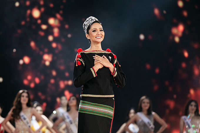 Rầm rộ tin Hoa hậu HHen Niê sẽ thành giám khảo Miss Universe 2020, khán giả Việt và Philippines tranh cãi nảy lửa - Ảnh 6.