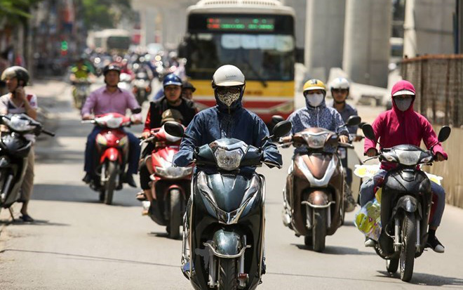 Mới bước một chân vào Hạ, Hà Nội và các tỉnh miền Bắc đã đón nắng nóng gay gắt với nền nhiệt lên đến 39 độ