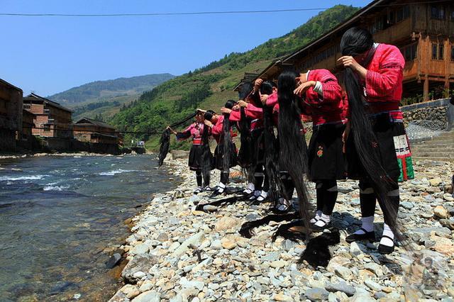 Ngôi làng có nhiều tóc dài nhất thế giới: Có người sở hữu mái tóc dài 1,9m, ai muốn xem tóc phụ nữ độc thân thì phải cưới cô ấy - Ảnh 2.