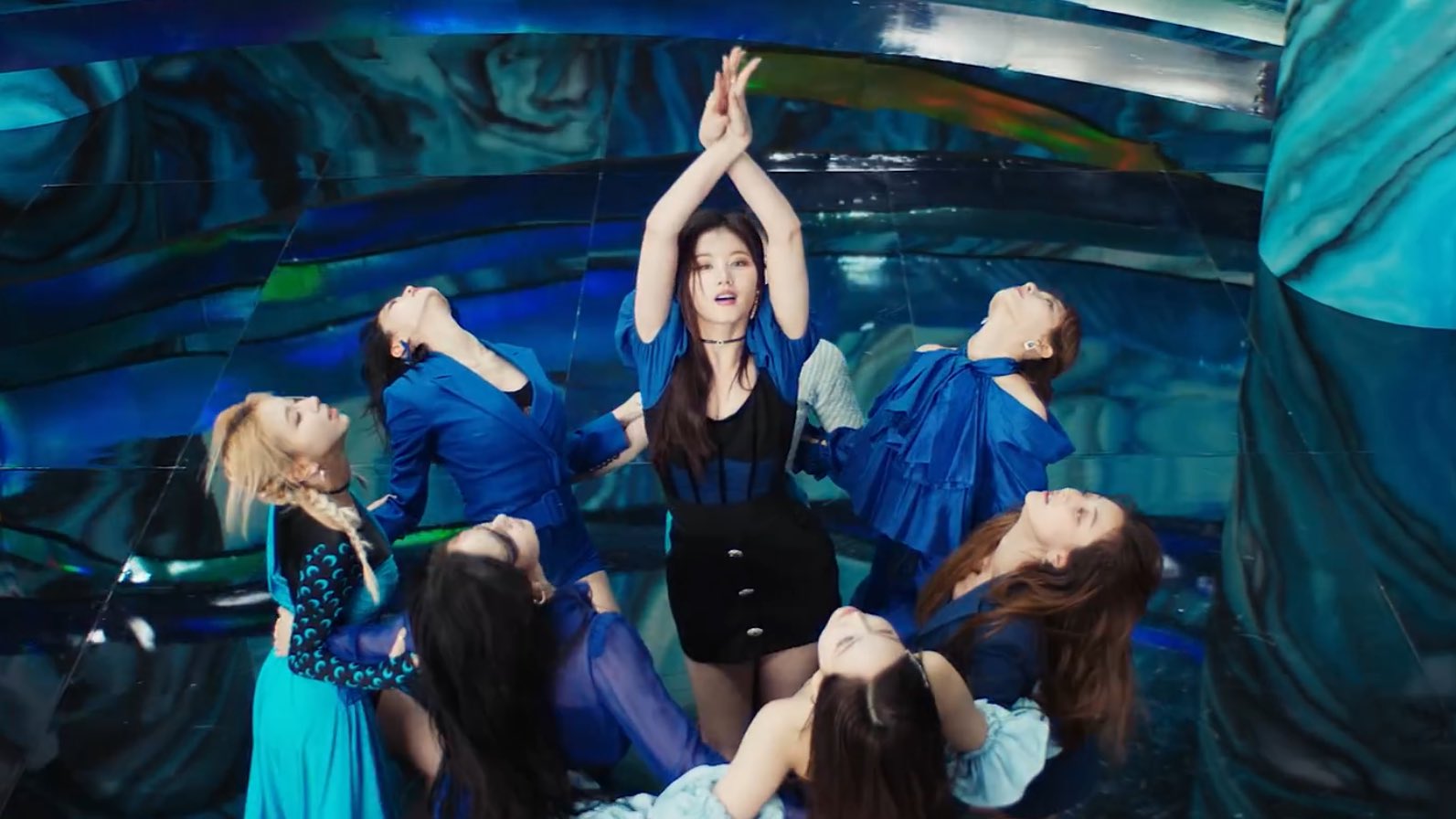 Stylist của Twice lại bị chê tơi tả khi cắt váy hiệu thành "váy chợ" kém đẹp nhưng lý do thực sự là gì? - Ảnh 2. Stylist của Twice lại bị chê tơi tả khi cắt váy hiệu thành "váy chợ" kém đẹp nhưng lý do thực sự là gì? - Ảnh 2.