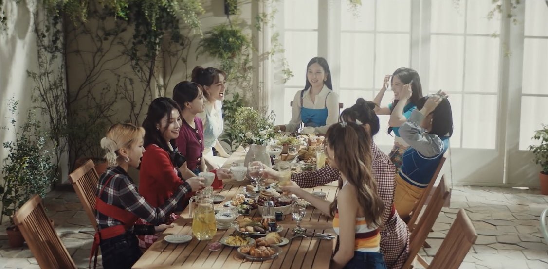 Stylist của Twice lại bị chê tơi tả khi cắt váy hiệu thành "váy chợ" kém đẹp nhưng lý do thực sự là gì? - Ảnh 1. Stylist của Twice lại bị chê tơi tả khi cắt váy hiệu thành "váy chợ" kém đẹp nhưng lý do thực sự là gì? - Ảnh 1.