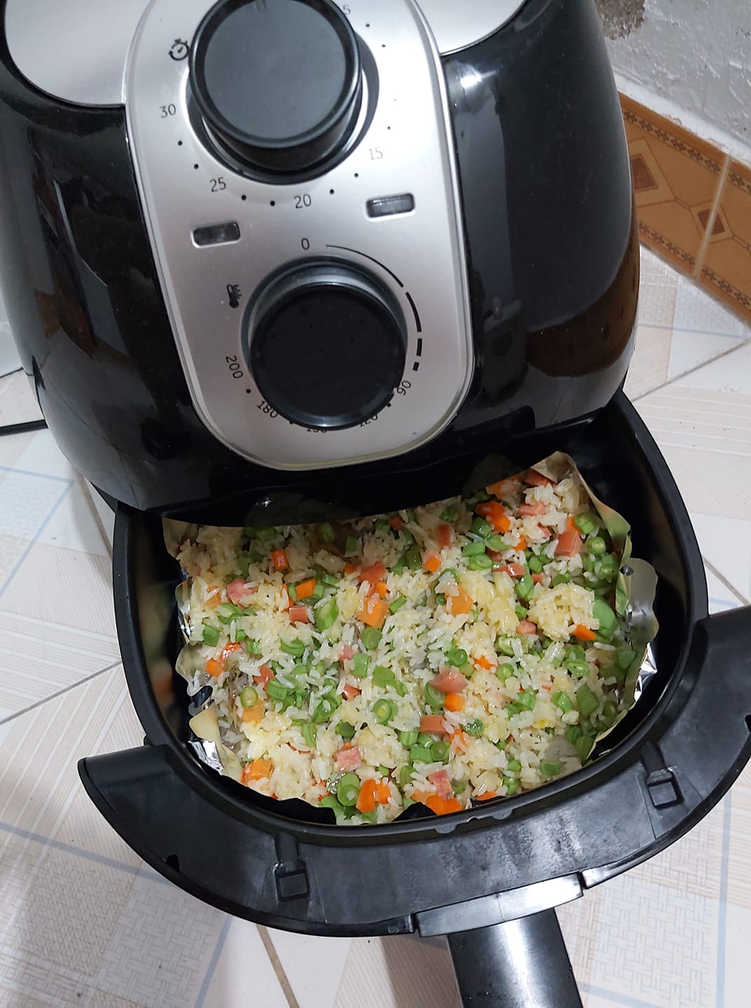 Cơm rang chảo qu&aacute; quen rồi, giờ l&agrave;m bằng nồi chi&ecirc;n kh&ocirc;ng dầu mới l&agrave; đỉnh cao - Ảnh 9.