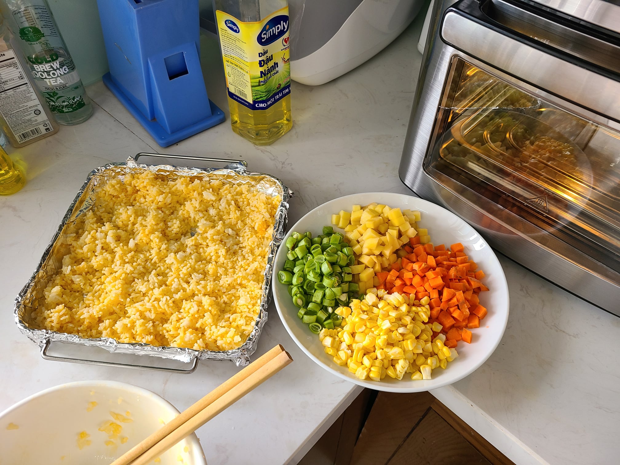 Cơm rang chảo qu&aacute; quen rồi, giờ l&agrave;m bằng nồi chi&ecirc;n kh&ocirc;ng dầu mới l&agrave; đỉnh cao - Ảnh 4.