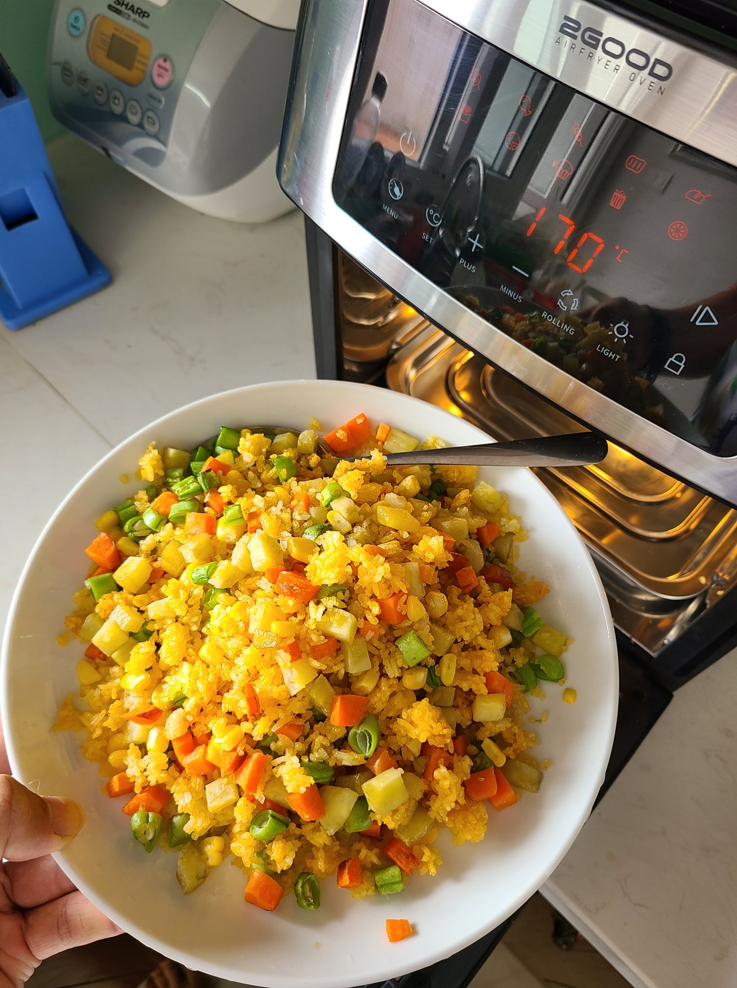 Cơm rang chảo qu&aacute; quen rồi, giờ l&agrave;m bằng nồi chi&ecirc;n kh&ocirc;ng dầu mới l&agrave; đỉnh cao - Ảnh 7.