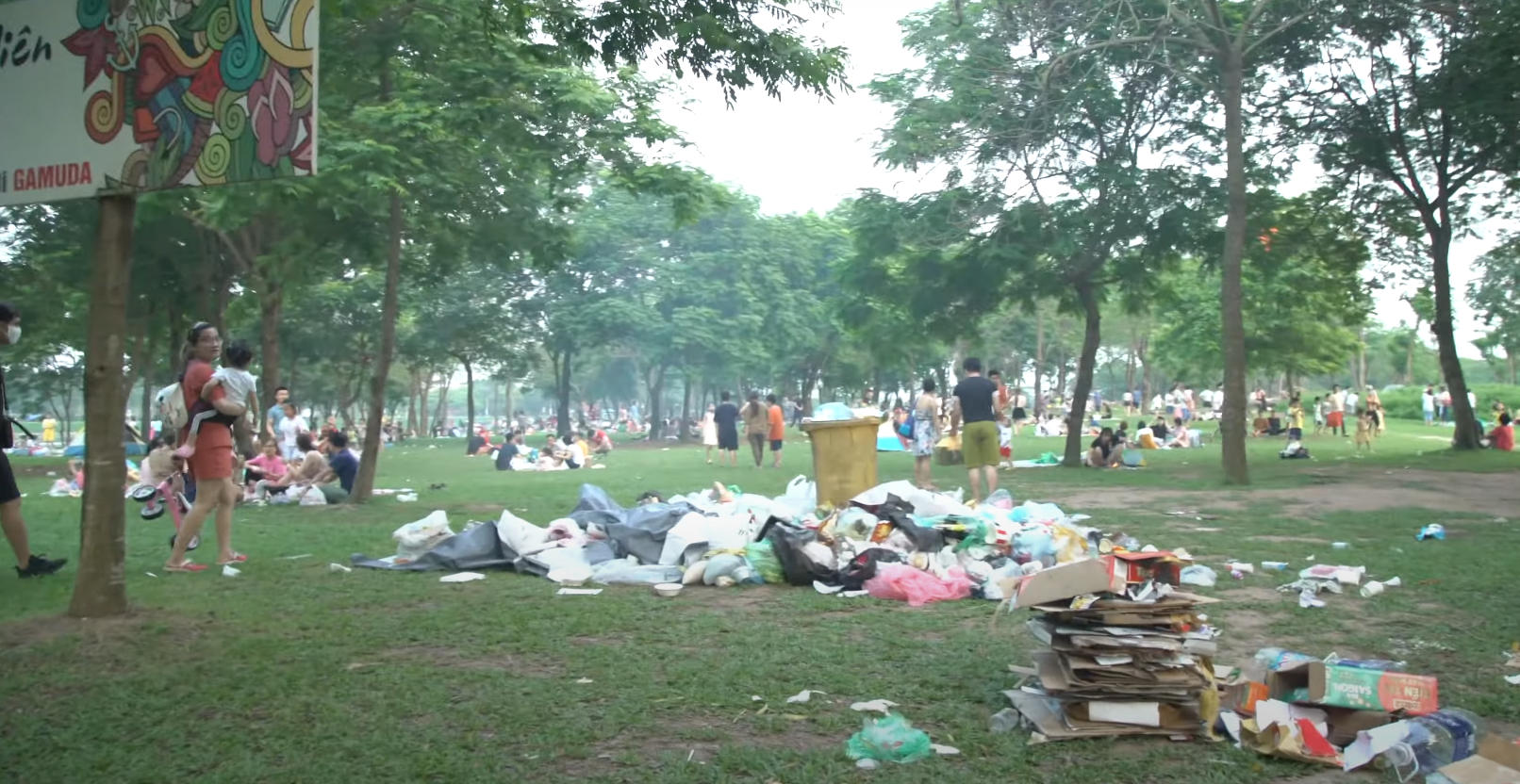 Công viên Yên Sở ngập trong rác chỉ sau 1 ngày nghỉ lễ