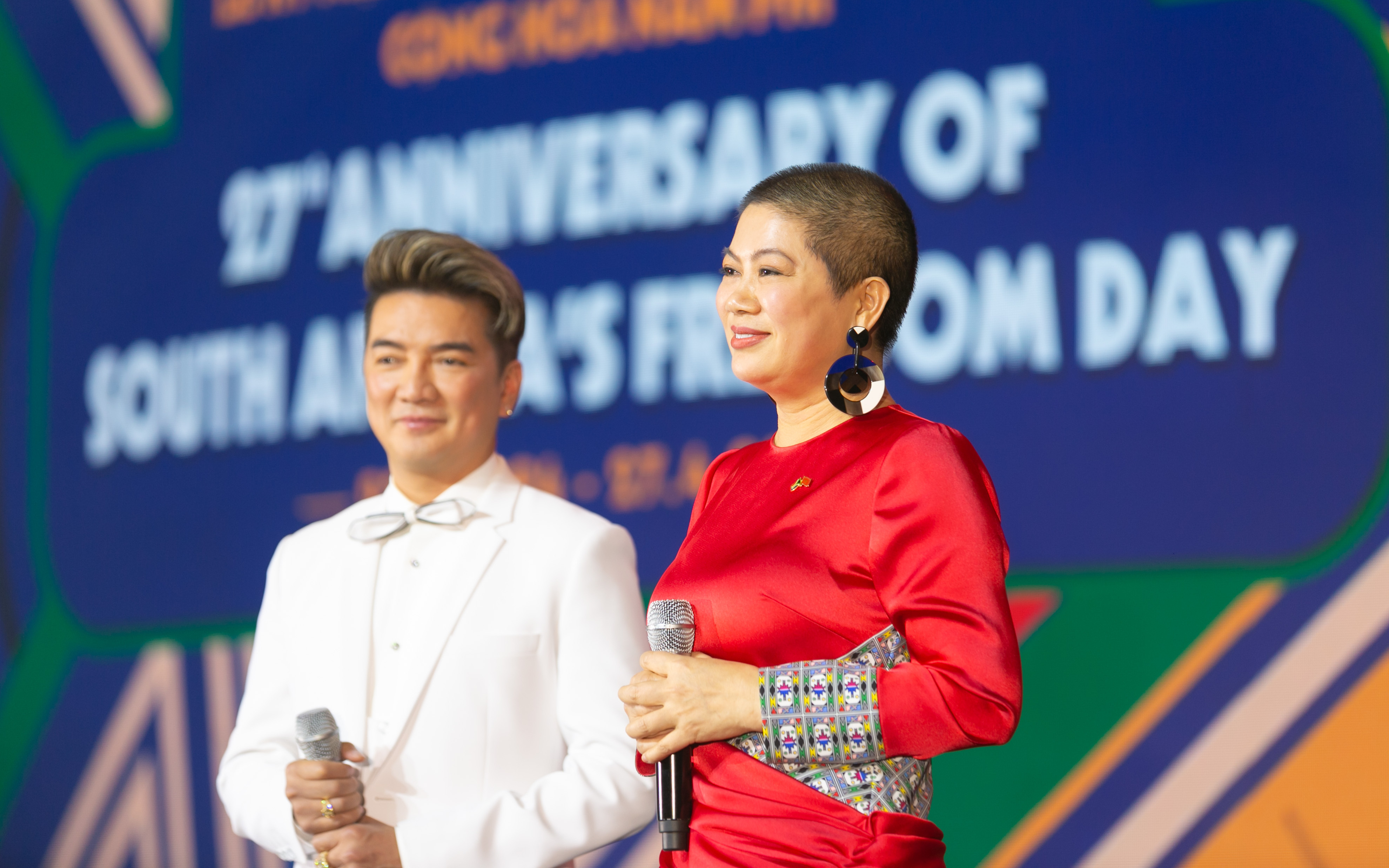 Sau 1 năm gần như "mất tích", Shark Liên nay bất ngờ xuất hiện với thần thái ngút ngàn cùng mái tóc cực ngắn trong buổi tiệc cùng ca sĩ Đàm Vĩnh Hưng