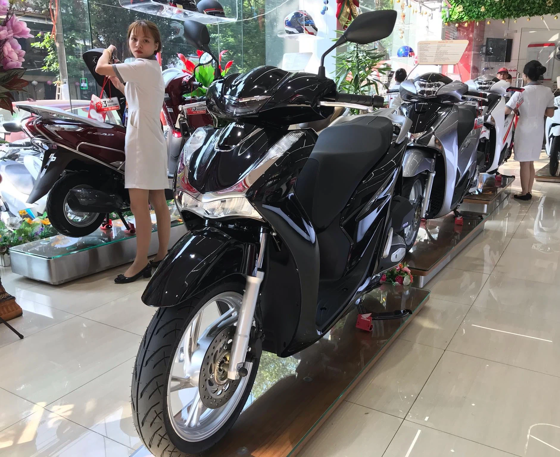 Honda SH350i nhập từ Ý có gì khác SH lắp ráp tại Việt Nam