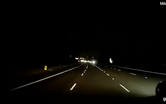 Suýt đâm trúng "vật thể lạ" giống đứa trẻ đi lạc trên cao tốc, người đàn ông báo cảnh sát tìm kiếm suốt 8 tiếng rồi nhận kết quả kỳ quái đến rợn người