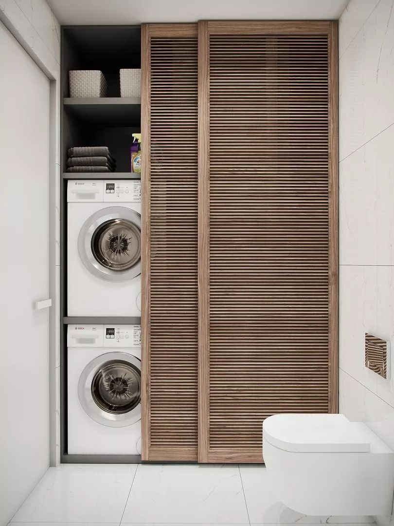 Đặt máy giặt trong không gian nhà tắm: 
Nếu bạn đang có kế hoạch thiết kế lại không gian của mình, thì việc đặt máy giặt trong không gian nhà tắm là một lựa chọn thông minh và tiết kiệm diện tích. Chiến lược này sẽ mang lại cho bạn một không gian nhà tắm sạch sẽ và hiện đại, đồng thời giúp cho ngôi nhà của bạn trở nên thông thoáng hơn. Hãy xem hình ảnh để tìm hiểu cách đặt máy giặt trong không gian nhà tắm một cách tối ưu nhất.