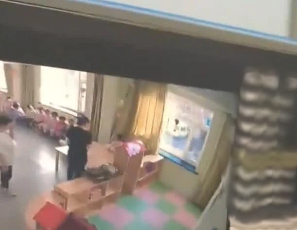 Cha mẹ bật camera vào giờ ăn trưa, phát hiện hành động tội ác, lập tức báo cảnh sát khiến cô giáo bị đuổi việc - Ảnh 1. Cha mẹ bật camera vào giờ ăn trưa, phát hiện hành động tội ác, lập tức báo cảnh sát khiến cô giáo bị đuổi việc - Ảnh 1.