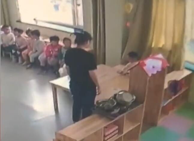 Cha mẹ bật camera vào giờ ăn trưa, phát hiện hành động tội ác, lập tức báo cảnh sát khiến cô giáo bị đuổi việc - Ảnh 2. Cha mẹ bật camera vào giờ ăn trưa, phát hiện hành động tội ác, lập tức báo cảnh sát khiến cô giáo bị đuổi việc - Ảnh 2.