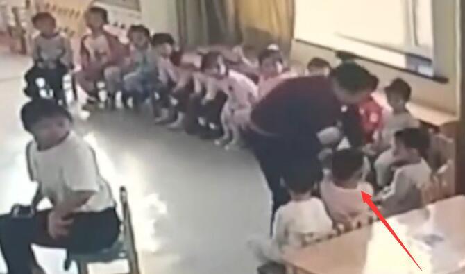 Cha mẹ bật camera vào giờ ăn trưa, phát hiện hành động tội ác, lập tức báo cảnh sát khiến cô giáo bị đuổi việc - Ảnh 5. Cha mẹ bật camera vào giờ ăn trưa, phát hiện hành động tội ác, lập tức báo cảnh sát khiến cô giáo bị đuổi việc - Ảnh 5.