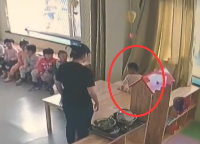 Cha mẹ bật camera vào giờ ăn trưa, phát hiện hành động tội ác, lập tức báo cảnh sát khiến cô giáo bị đuổi việc - Ảnh 3. Cha mẹ bật camera vào giờ ăn trưa, phát hiện hành động tội ác, lập tức báo cảnh sát khiến cô giáo bị đuổi việc - Ảnh 3.