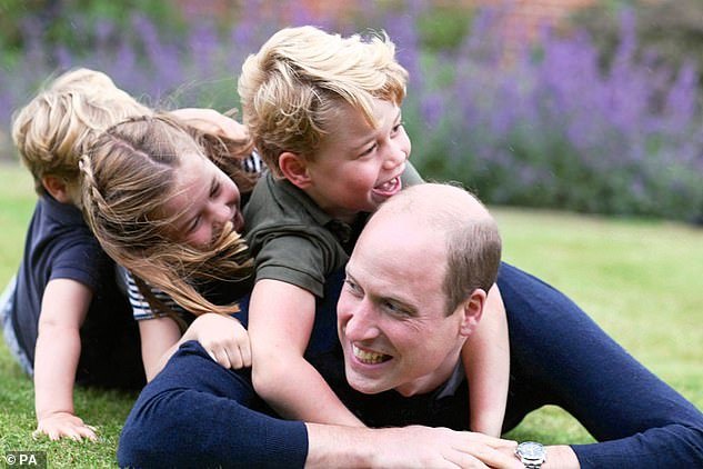 Hoàng tử nhí nước Anh tròn 3 tuổi và cách dạy con khiến thế giới ngưỡng mộ của William-Kate - Ảnh 2.