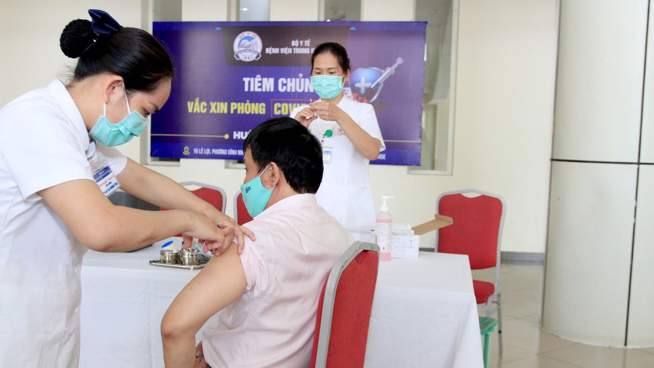 Sáng 25/4: Không thêm ca mắc COVID-19; gần 199.000 người Việt Nam đã tiêm vắc xin - Ảnh 1.