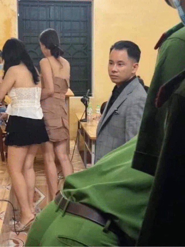 Xôn xao hình ảnh 1 nam ca sĩ nổi tiếng showbiz Việt bị triệu tập về đồn Công an sau khi biểu diễn ở quán bar? - Ảnh 2.