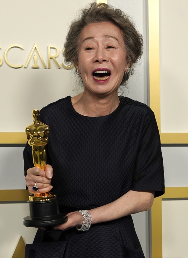 Cuộc đời cay đắng của &quot;bà ngoại quốc dân&quot; đoạt giải Oscar ở tuổi 73 Youn Yuh Jung: Bị người chồng nổi tiếng công khai phản bội, khán giả kỳ thị chỉ vì ly hôn - Ảnh 2.