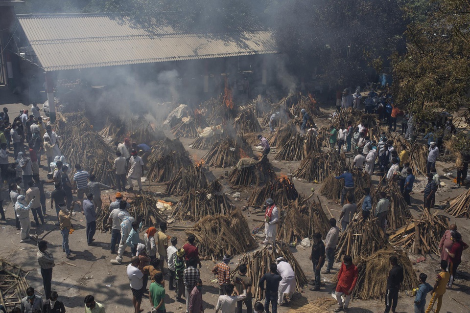 Loạt ảnh thảm cảnh ở Ấn Độ khiến cả thế giới &quot;rùng mình&quot;: Người chết nằm la liệt, dàn hỏa thiêu hoạt động hết công suất không đủ, phải chặt cây trong công viên để hỏa táng - Ảnh 24.