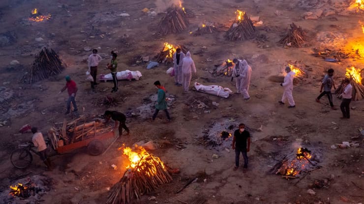 Loạt ảnh thảm cảnh ở Ấn Độ khiến cả thế giới &quot;rùng mình&quot;: Người chết nằm la liệt, dàn hỏa thiêu hoạt động hết công suất không đủ, phải chặt cây trong công viên để hỏa táng - Ảnh 9.