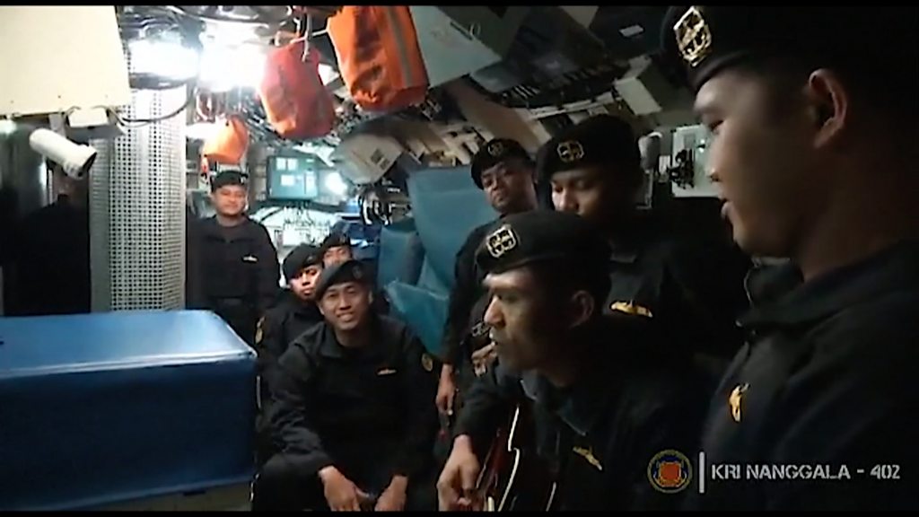 Indonesia công bố đoạn video đau lòng, trục vớt thi thể nạn nhân từ biển sâu - Ảnh 1.